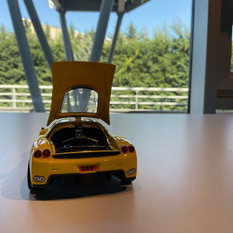 Sarı Ferrari